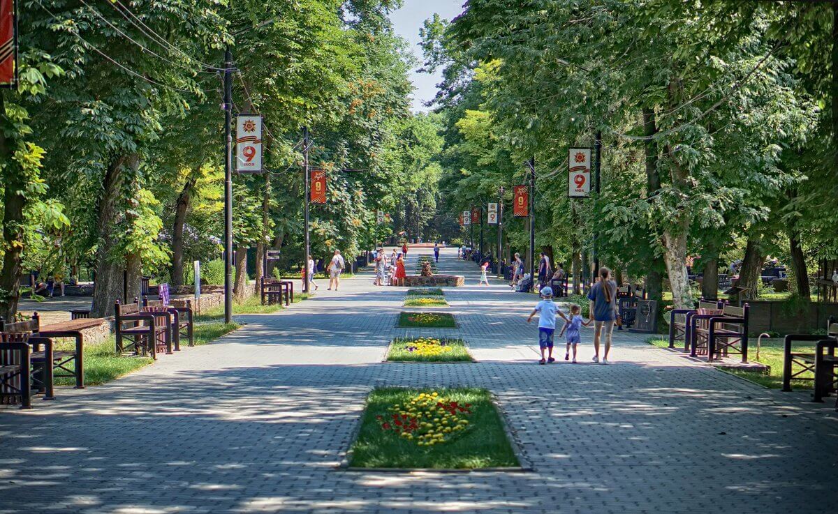 Таганрог большой город. Парк Горького Таганрог. Таганрог городской парк Горького. Центральный парк Таганрог. Парк Максима Горького Таганрог.